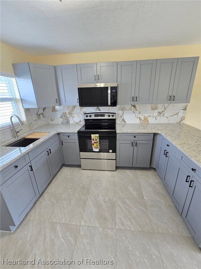 Building Photo - 611 Memorial Dr