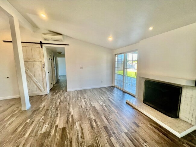 Building Photo - Welcome to this charming 3 bedroom, 2 bath...