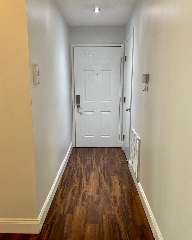 Building Photo - 8859 Eagleview Dr