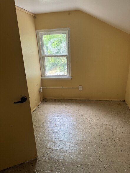 Rear bed - 143 York St