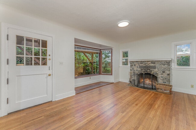 Building Photo - 3844 NE 87th St