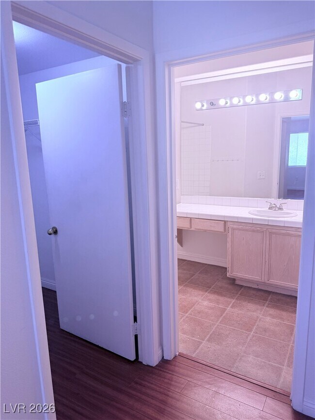 Building Photo - 2110 Los Feliz St