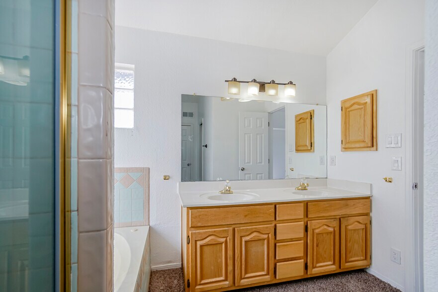 Building Photo - 908 Los Pinos Way