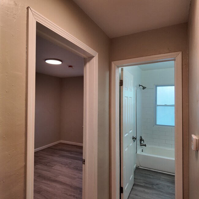 Building Photo - 9277 Vaughan St