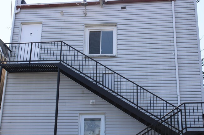 Building Photo - Cozy Second Floor Apartment