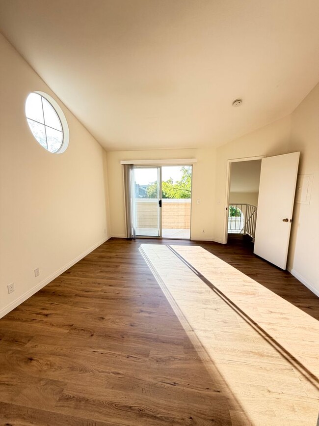 Building Photo - 3 Bed / 3 Bath Townhome in Scripps Ranch