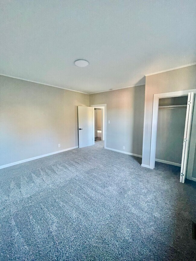 Building Photo - Welcome to this charming 3-bedroom, 1-bath...