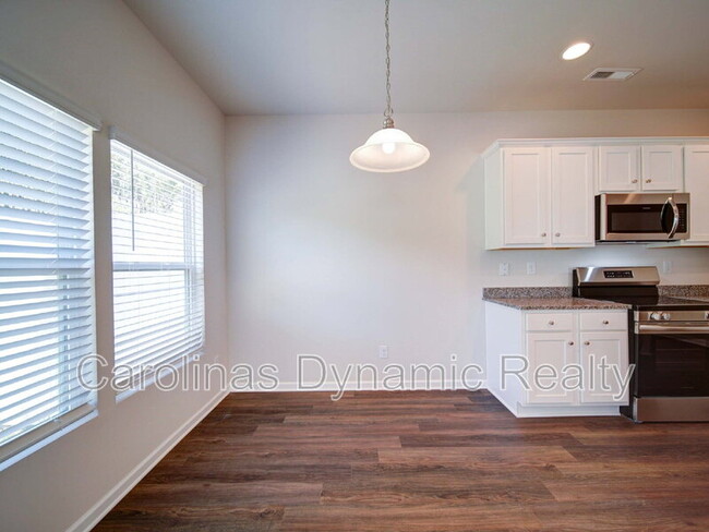 Building Photo - 914 S Battleground Ave