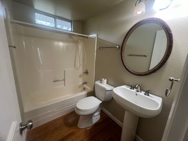 Building Photo - Cozy three bedroom two bath in Lake Wildwood