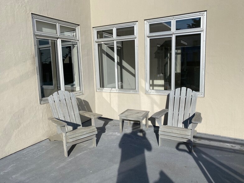 Deck area - 2522 Taraval St