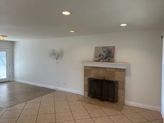 Building Photo - Ontario single 3 bed 2 bath single house