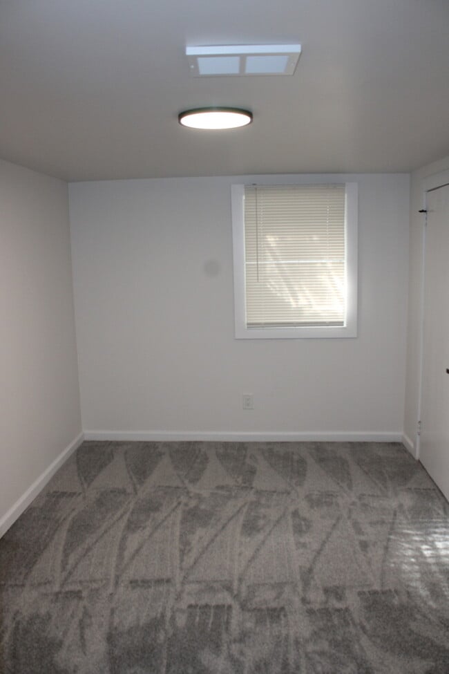 Building Photo - MOVE IN SPECIAL! - Spacious 4 bedroom and 2 bath with a very beautiful sun room in Kansas City MO