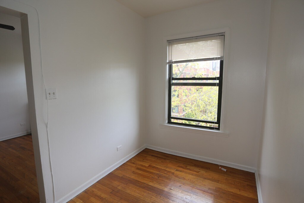 Building Photo - 929 W Sunnyside Ave