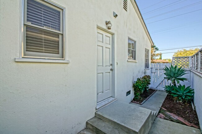 Building Photo - CHARMING, BRIGHT & AIRY HOLLYGLEN HOME W/ BEAUTIFULLY LANDSCAPED FRONT & REAR YARDS W/ PATIO BLOC...