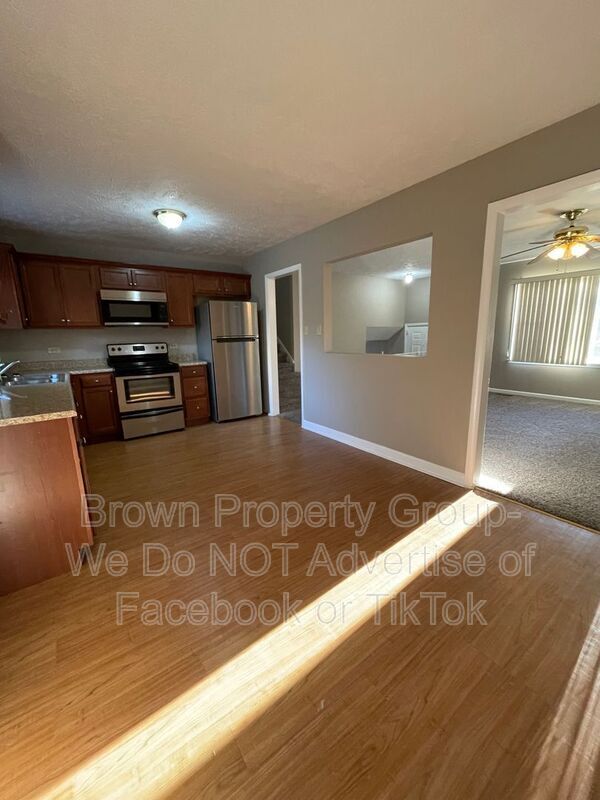 Building Photo - 1536 Rossmore Dr