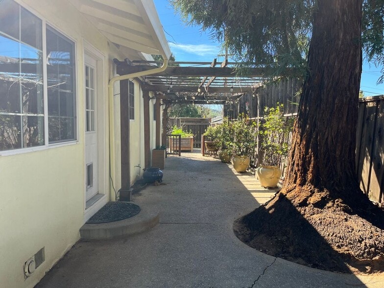 Building Photo - 1450 Carolina Dr