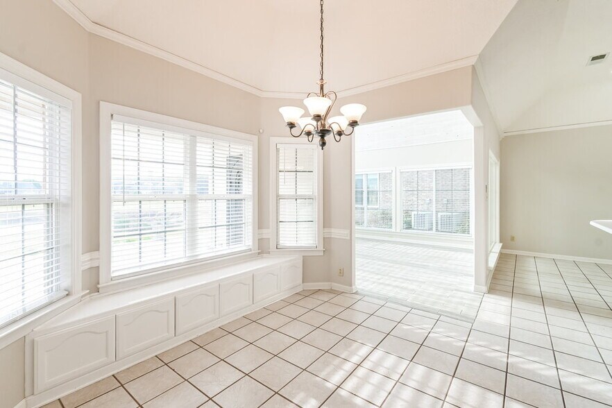 Building Photo - 95 Fairoaks Dr