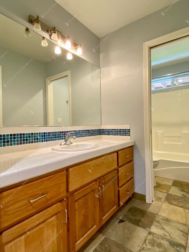 Building Photo - Elegant Awbrey Butte Home | Unfurnished | ...
