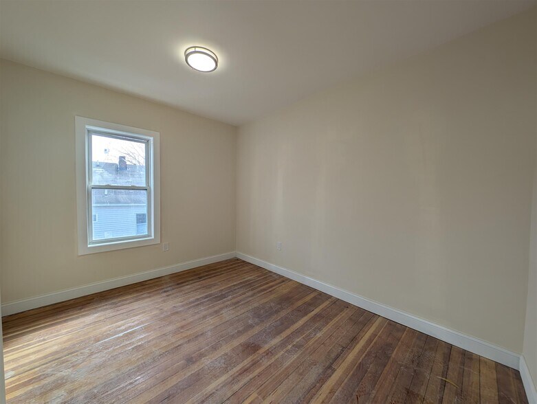 Building Photo - 5 Lowell Cir