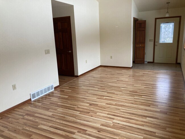 Building Photo - 4866 Hilltop Rd