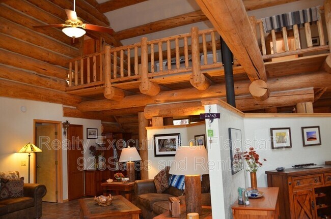 Building Photo - 1500 E Iris Trail