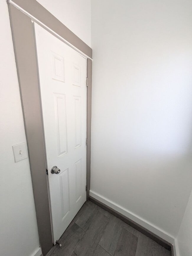 Building Photo - Bright & Clean 2 Bed | 1 Bath Home With a separate Den– 906 Sq. Ft. with Private Parking! Now Ava...