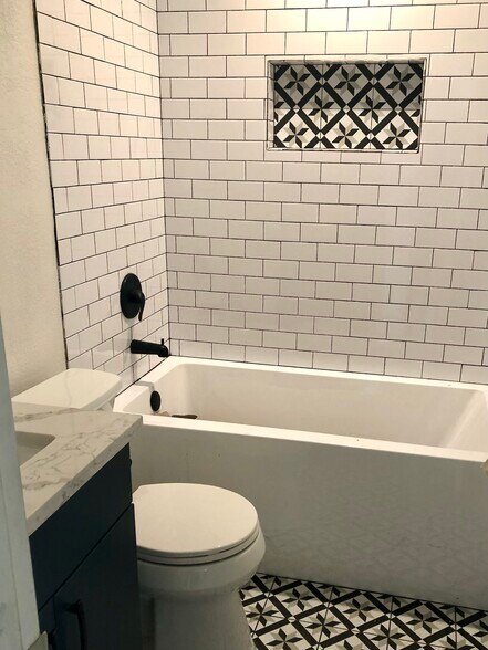 Guest Bathroom - Soaker Tub - 7810 Copperas Dr