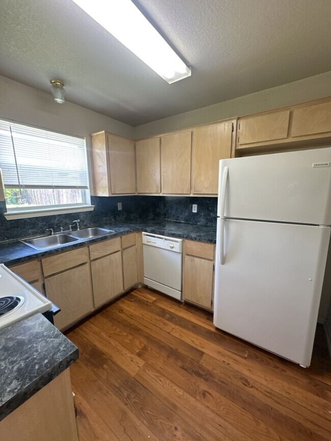 Building Photo - 3bd/2ba Single-Family Home on Amethyst Dr!