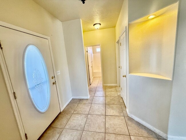 Building Photo - 3 Bedroom 2 Bath - Canyon View