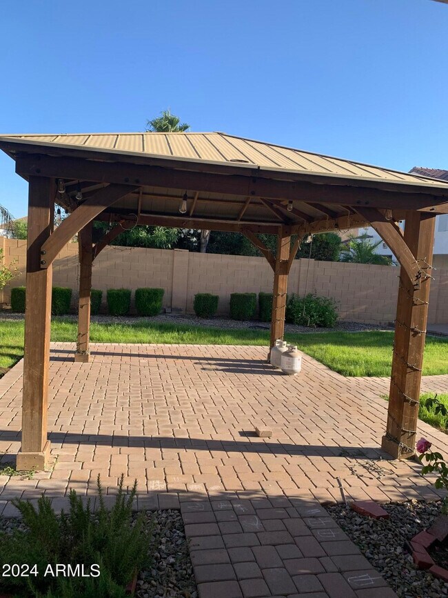 Building Photo - 2219 E Wisteria Dr
