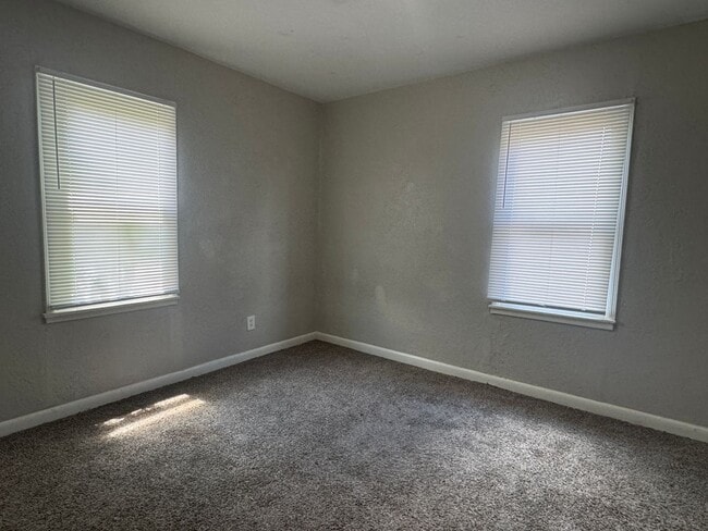 Building Photo - 824 NW 34th- AVAILABLE NOW!