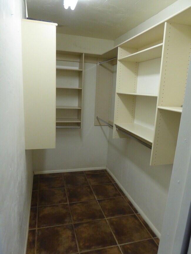 Building Photo - 820 W University Dr