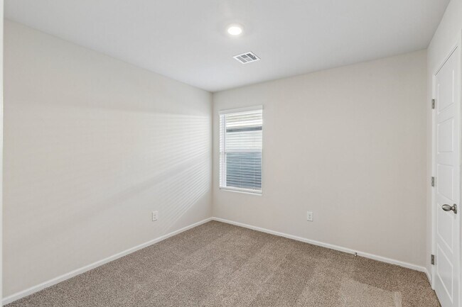 Building Photo - 4 Bed | 2 Bath | 1,572 Sq Ft