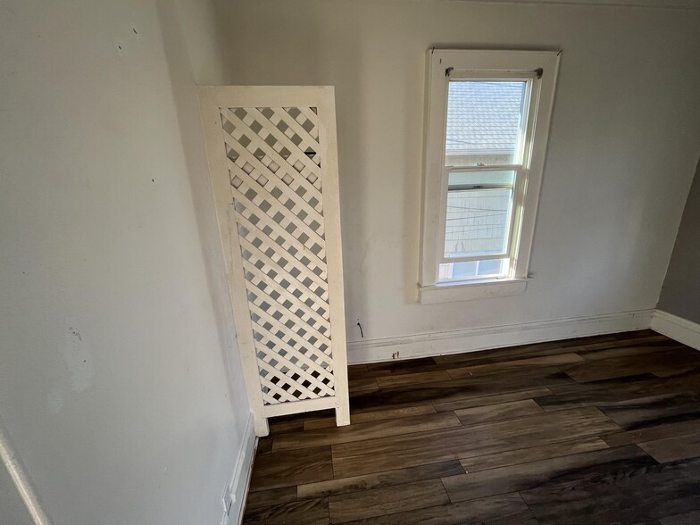 Building Photo - 430 S Holladay Dr