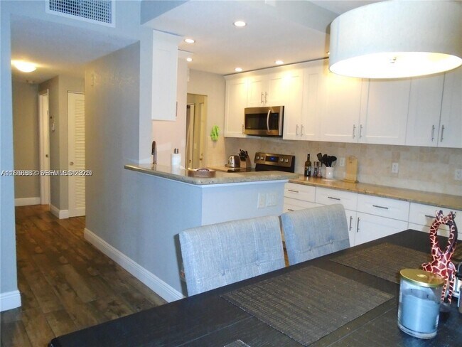 Building Photo - 400 N Riverside Dr