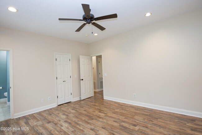 Building Photo - 102 Willow Creek Ln