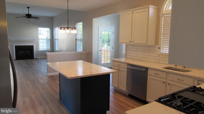 Building Photo - 1045 Fallbrook Ln