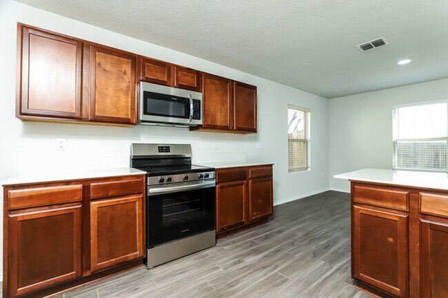 Building Photo - 2115 Bigmouth Rod