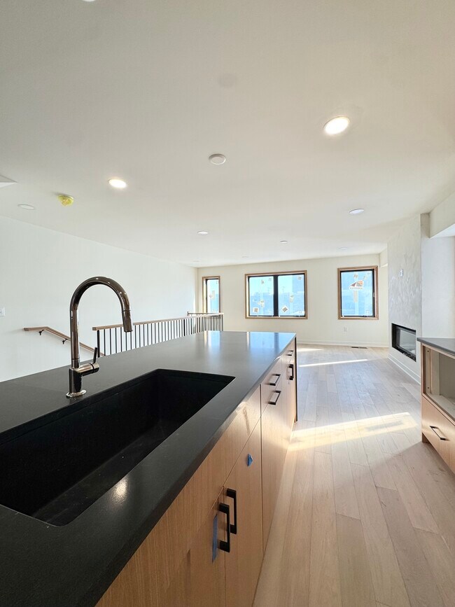 Building Photo - 537 E 19th St