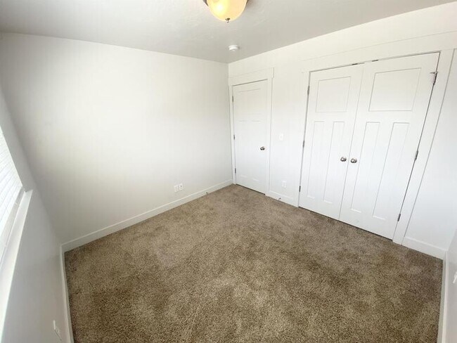 Building Photo - 521 N 20 W