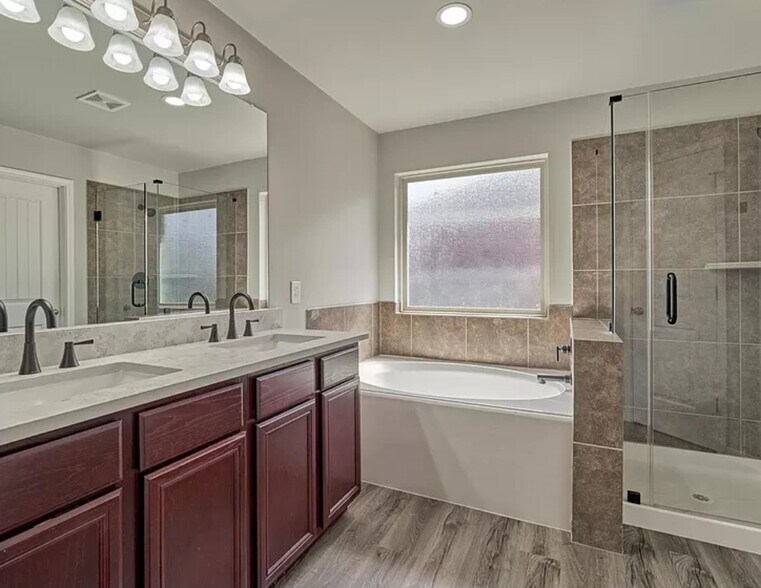 Garden Tub - 13210 Raintree Dr