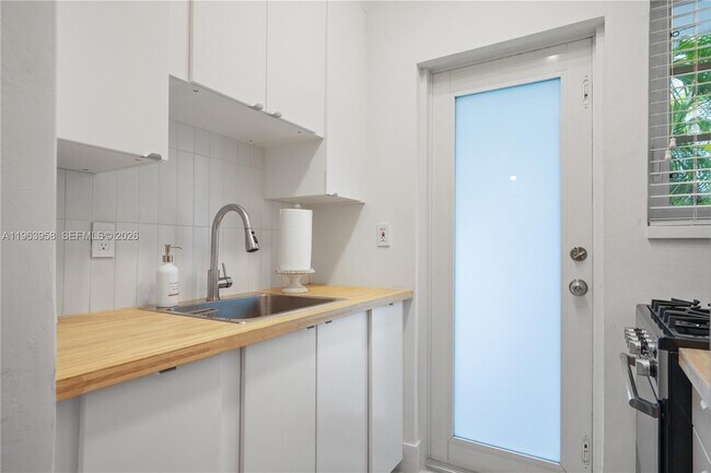 Building Photo - 750 Española Wy