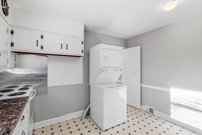 Building Photo - Adorable Brick Ranch Home in the Desirable Lindley Park Area! Updated, Hardwood Floors, Fenced!