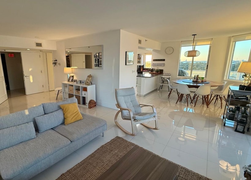 Building Photo - 5900 Collins Ave