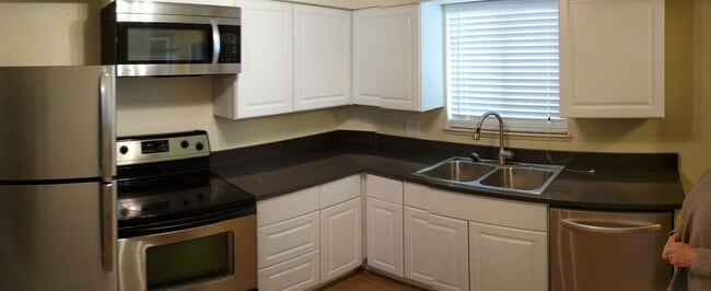 Building Photo - West Wash Park 2/1 Lots of Light, Mountain View and Reserved Parking!!