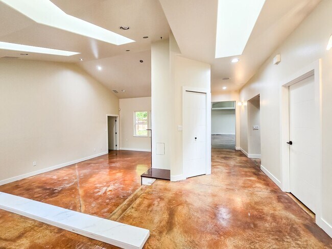 Building Photo - Spacious 3BD Rambler