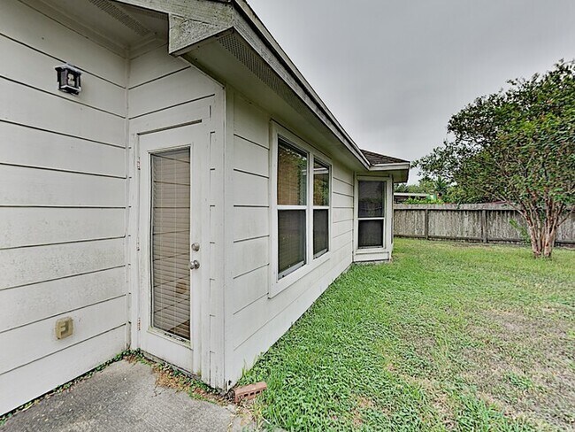 Building Photo - No Application Fees* $500 off 1st Months R...