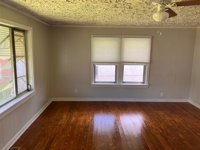 Building Photo - 2 bedroom home in Historic Downtown Walking District of Morehead City with fenced in yard