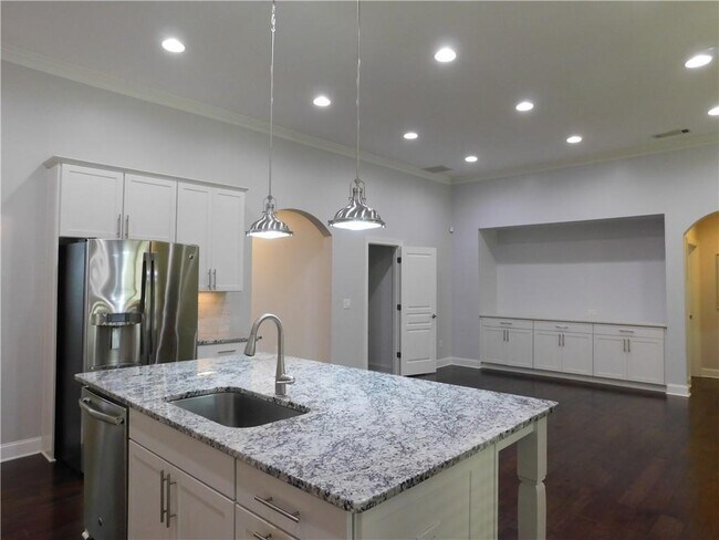 Building Photo - 330 La Perla Dr
