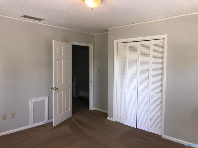 Building Photo - 5642 Chickasaw Dr
